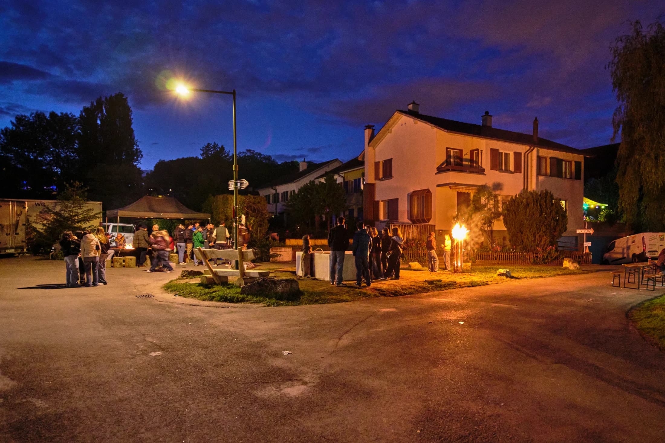 Biel-Benken nach Einbruch der Dunkelheit