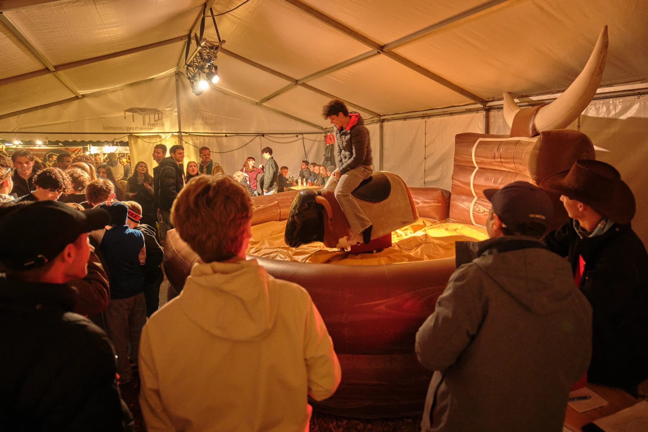 Musik und Begegnungen im Festzelt