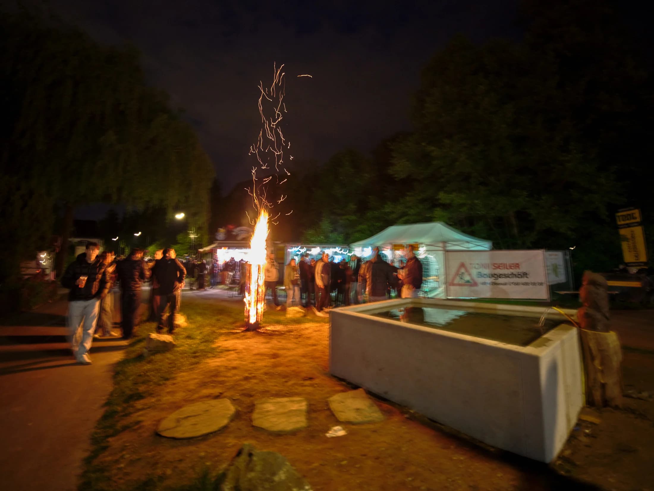 Ein Feuer erhellt den Festplatz