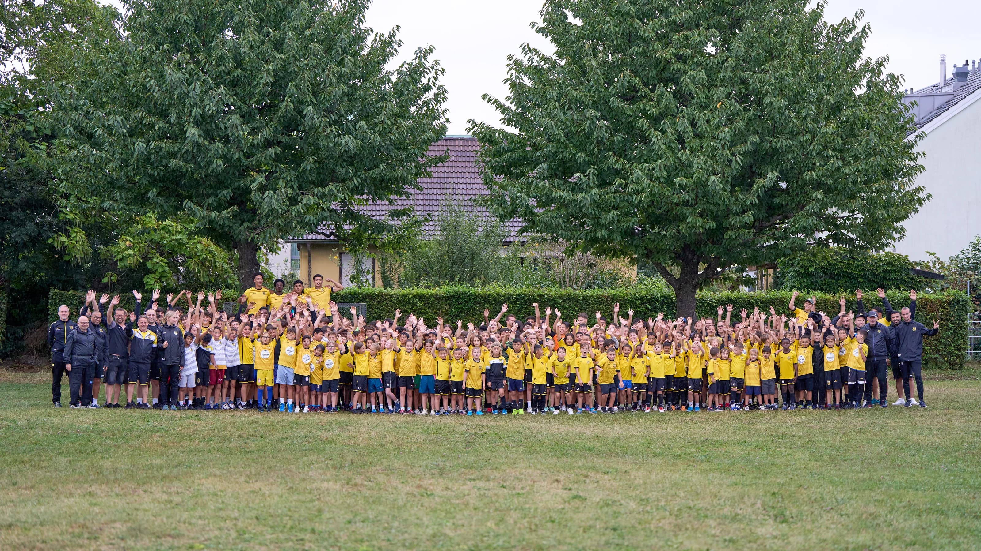 Grosses Gruppenfoto eines Sportvereins auf dem Rasen