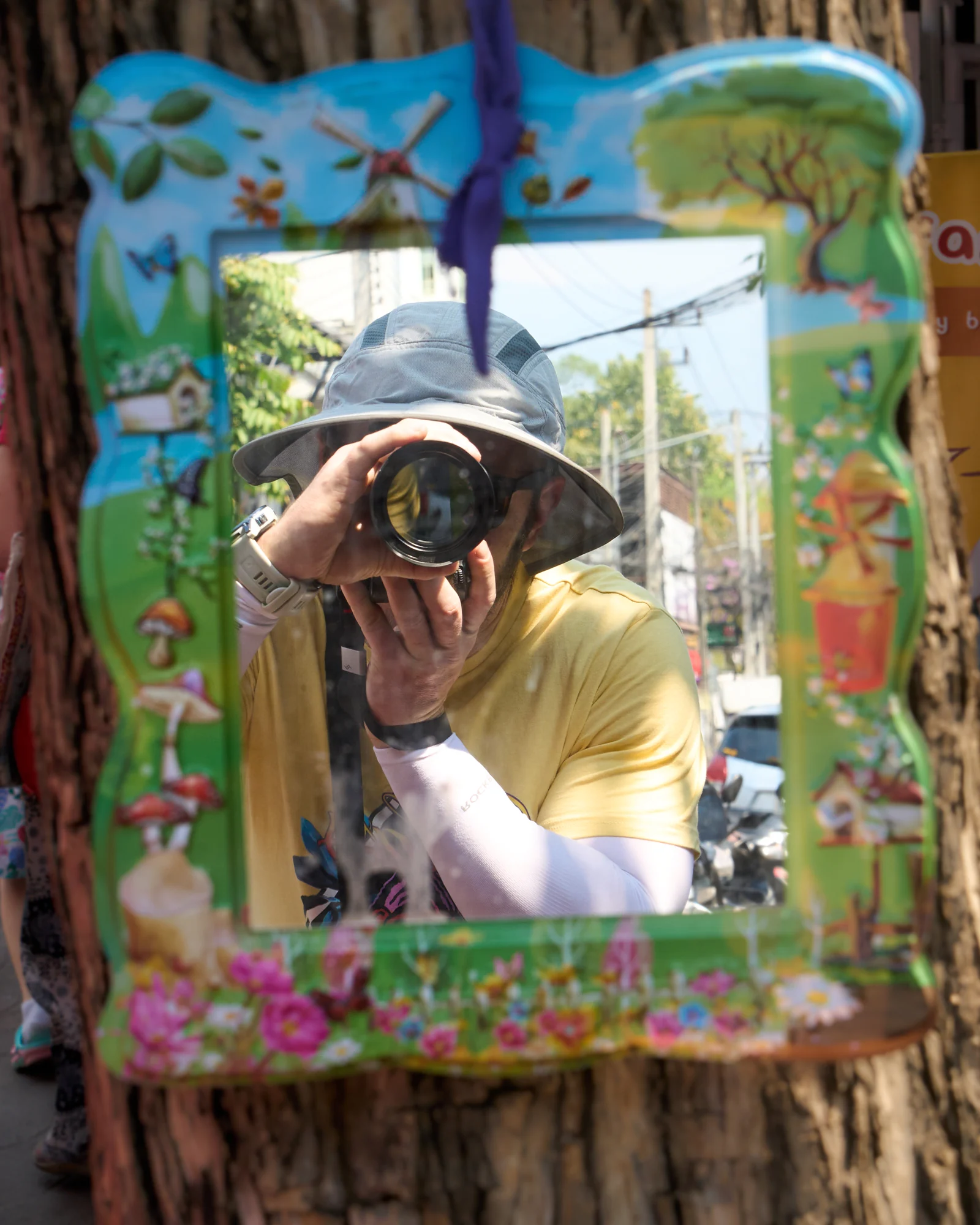 Piotr Dziubecki mit Kamera in einem bunten Spiegel
